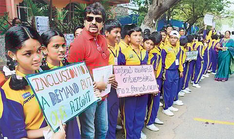 மாற்றுத் திறன் குழந்தைகளை பாதுகாப்பது சமூக கடமை: சென்னையில் விழிப்புணர்வு மனித சங்கிலி