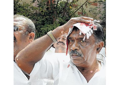 கமிஷன் கொடுக்கும் விவகாரத்தில் ஒப்பந்ததாரர்கள் மோதல்: பொதுப்பணித் துறை அலுவலகம் சூறை