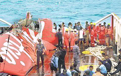 ஏர் ஏசியா விமானத்தை தேடும் பணி நிறுத்தம் : 92 பேரின் உடல்களை மீட்க முடியவில்லை