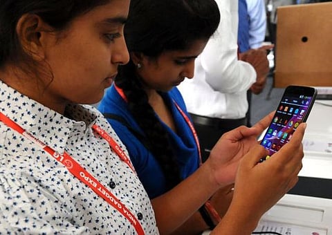 ஸ்மார்ட்ஃபோனுடன் மக்கள் கொண்டிருப்பது உணர்வுபூர்வ உறவு