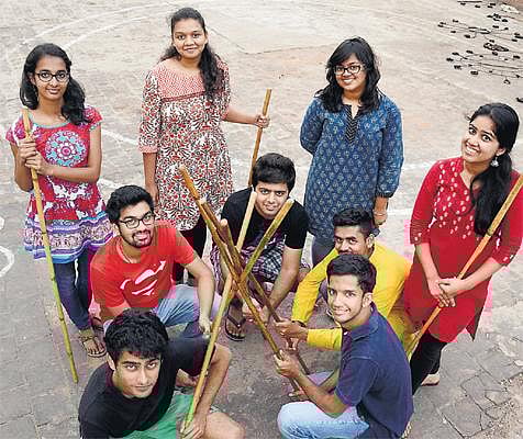 சிலம்பக் கலையை ஆய்வு செய்யும் புனே பல்கலைக்கழக மாணவர்கள்: தமிழக தற்காப்பு கலை வடக்கிலும் பரவ வாய்ப்பு