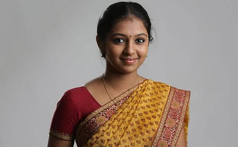 தமிழுக்கு தற்காலிக முழுக்கு: நடிகை லட்சுமி மேனன் முடிவு?