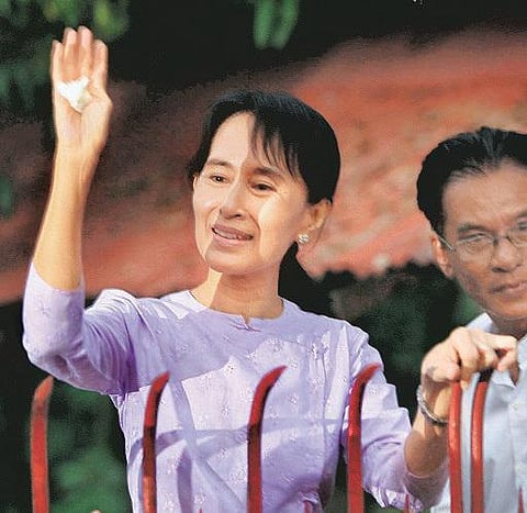 ஆங் சான் சூகியின் வீட்டுக் கதவு ஏலம்