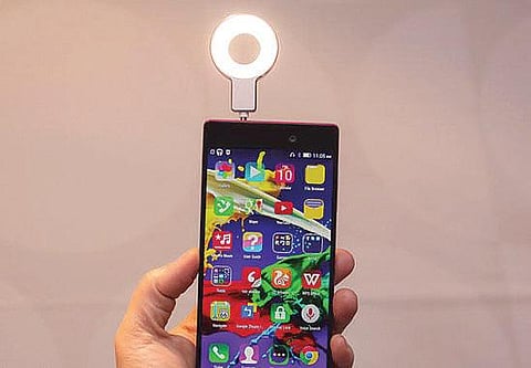 தொழில்நுட்பம்: செல்பி பிளாஷ் லைட்!