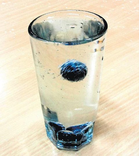 நீரில் நடனமாடும் திராட்சைகள்