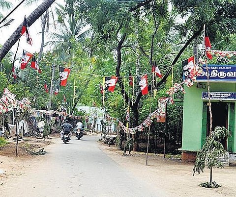 ஸ்ரீரங்கம் தொகுதி இடைத்தேர்தல் தோரணங்களுடன் களை கட்டும் கிராமங்கள்
