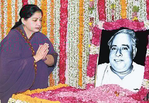 போயஸ் கார்டனில் அண்ணா படத்துக்கு ஜெ. அஞ்சலி: கருணாநிதி தலைமையில் திமுக அமைதிப் பேரணி