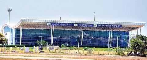 விமான போக்குவரத்து சேவை நிறுத்தப்பட்டு ஓராண்டாக மூடி கிடக்கும் புதுச்சேரி விமான நிலையம்