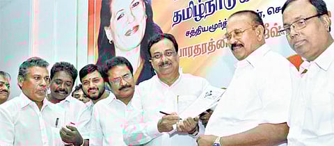 வெளியேற சொன்னது சிதம்பரத்தை அல்ல: எனது கருத்து தவறாக புரிந்துகொள்ளப்பட்டது - ஈ.வி.கே.எஸ்.இளங்கோவன் பேட்டி