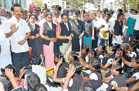 சட்டக் கல்லூரி மாணவர்கள் தொடர் போராட்டம்: மு.க.ஸ்டாலின், ஈ.வி.கே.எஸ்.இளங்கோவன் நேரில் ஆதரவு