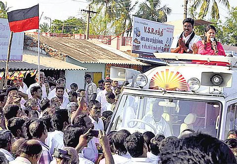 பெட்ரோல், டீசல் விலை குறைந்தும் பேருந்து கட்டணத்தை குறைக்காதது ஏன்? - தமிழக அரசுக்கு கனிமொழி கேள்வி