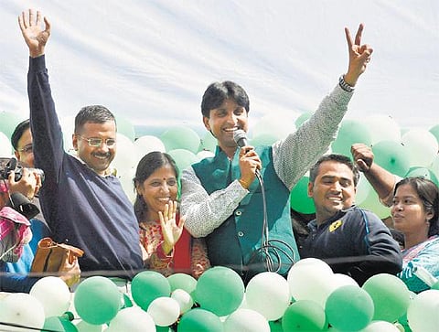 சட்டப்பேரவை தேர்தலில் 67 இடங்களை அள்ளியது: டெல்லியில் ஆம் ஆத்மி அமோக வெற்றி - பாஜகவுக்கு 3 தொகுதி; காங்கிரஸுக்கு பூஜ்ஜியம்