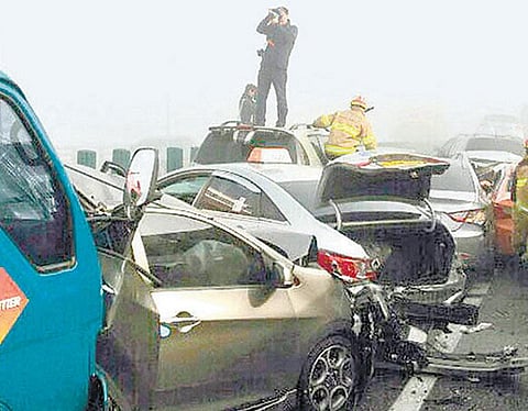 தென்கொரியாவில் 100 கார்கள் மோதல்: 2 பேர் பலி; 65 பேர் படுகாயம்