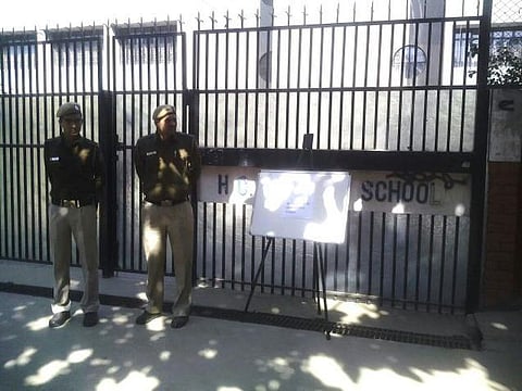 டெல்லியில் கிறிஸ்தவ பள்ளி மீது மர்ம நபர்கள் தாக்குதல்