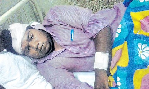 அரக்கோணம் ரயில் நிலையத்தில் டிக்கெட் பரிசோதகருக்கு கத்திக் குத்து