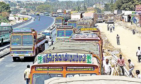 தமிழகத்துக்குள் நுழைய நுழைவு சீட்டு இல்லாததால் 200 லாரிகள் மாநில எல்லையில் நிறுத்தம்: வணிகவரித்துறையின் புதிய அறிவிப்பால் ஏற்பட்ட நெருக்கடி