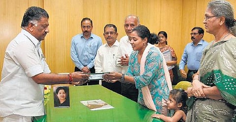 ஜம்மு காஷ்மீரில் வீரமரணம் அடைந்த முகுந்த் வரதராஜனின் மனைவிக்கு ரூ.12 லட்சம்: முதல்வர் பன்னீர்செல்வம் வழங்கினார்