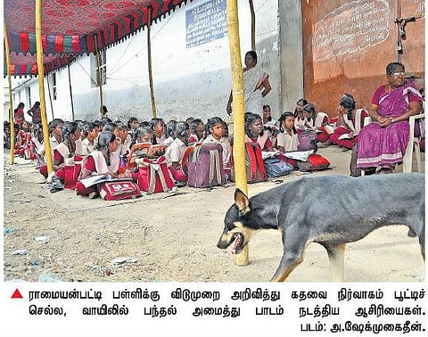 நெல்லை - பள்ளியை பூட்டினார் நிர்வாகி: வீதியில் வகுப்பு நடத்தினர் ஆசிரியர்கள்