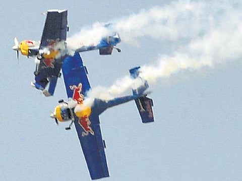 பெங்களூருவில் சாகச விமானங்கள் நடுவானில் மோதியதால் பரபரப்பு: கேப்டனின் சாதுரியத்தால் விபத்து தவிர்ப்பு