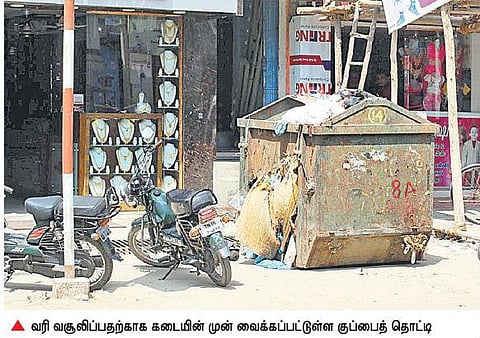 வரி செலுத்தாத கடை வாசலில் குப்பைத் தொட்டி: புதுக்கோட்டை நகராட்சி அதிரடி நடவடிக்கை