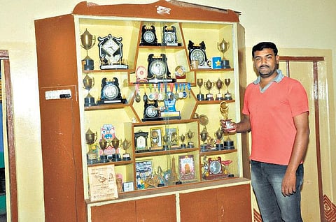 பைக் ஓட்டிக்கொண்டே ஓவியம்!