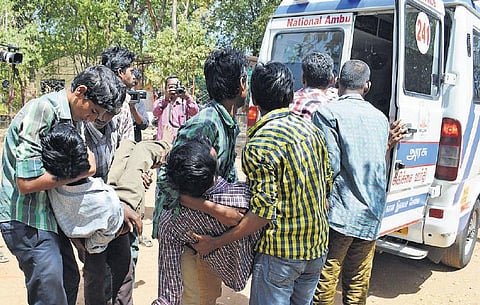 வனக் கல்லூரி மாணவர்களின் காலவரையற்ற உண்ணாவிரதப் போராட்டம் தீவிரம்