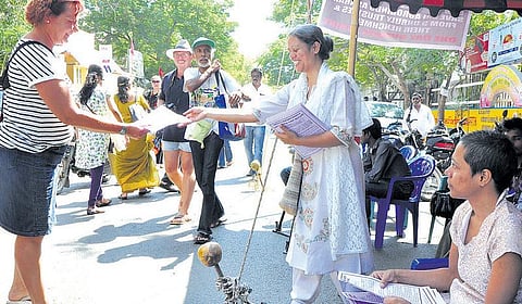 அரவிந்தர் ஆசிரமத்தில் இருந்து வெளியேற்றப்பட்ட சகோதரிகள் 3 பேர் உண்ணாவிரதம்