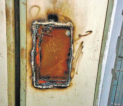 கிருஷ்ணகிரி வங்கிக் கொள்ளையில் போலீஸ் திணறல்: ஒரு மாதமாகியும் துப்பு கிடைக்காததால் வாடிக்கையாளர்கள் அதிர்ச்சி - மாறுபட்ட தகவல் பரவுவதால் குழப்பம்