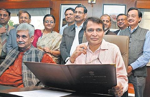 ரயில்வே பட்ஜெட் இன்று தாக்கல்: வருவாயை உயர்த்த கூடுதல் முன்னுரிமை- பயணிகள் கட்டணம் குறையுமா?