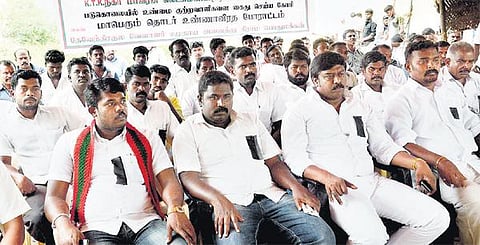 புதிய தமிழகம் நிர்வாகி கொலை எதிரொலி: சடலத்தை வாங்க மறுத்து தொடர் போராட்டம் - திருவைகுண்டத்தில் 144 தடை உத்தரவு: பதற்றம் நீடிப்பு