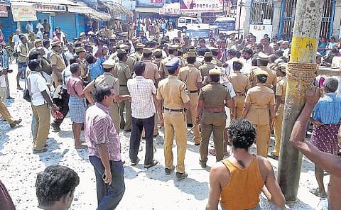 நெல்லையில் ஆட்டோ ஓட்டுநர் கொலை: ஆட்டோ எரிப்பு, பேருந்துகள் மீது கல்வீச்சு