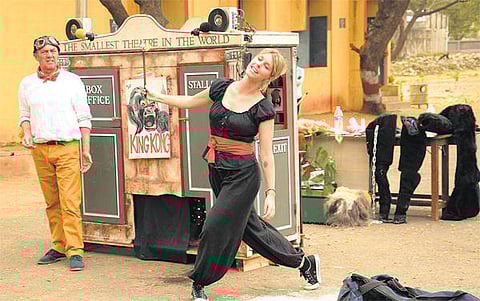 மூன்று அடி மேடையில் கிங்காங் அட்டகாசம்!