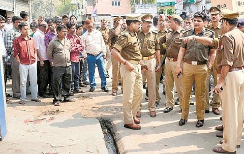 லக்னோவில் ஏ.டி.எம்-ல் பணம் நிரப்ப வந்த வங்கி ஊழியர், 2 காவலர்கள் சுட்டுக்கொலை: ரூ.50 லட்சத்துடன் கொலையாளிகள் ஓட்டம்