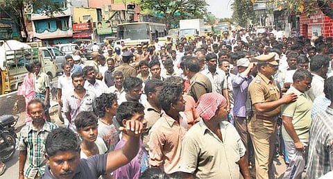 மீன் பிடிப்பதில் இரு தரப்பினர் மோதல்: 500 மீனவர்கள் சாலை மறியல் - காசிமேட்டில் போக்குவரத்து பாதிப்பு