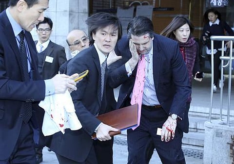 தென் கொரியாவுக்கான அமெரிக்க தூதர் மீது மர்ம நபர் சரமாரி தாக்குதல்