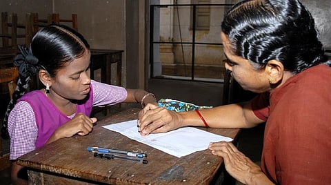 பிளஸ் டூ பொதுத்தேர்வு தொடங்கியது: தமிழ் முதல் தாள் எளிதாக இருந்ததாக மாணவர்கள் மகிழ்ச்சி