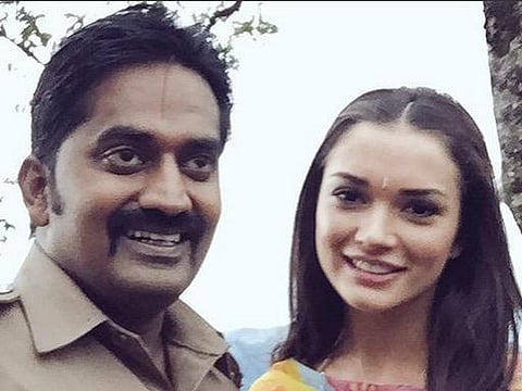 விபத்திலிருந்து எமியை காப்பாற்றிய கருணாகரன்