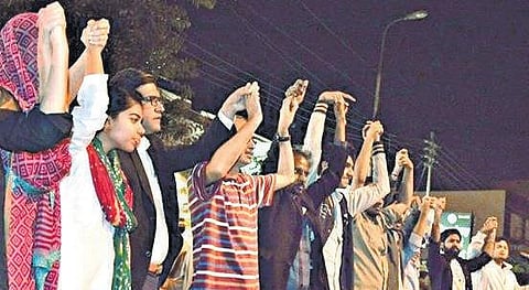 பாகிஸ்தானில் ஹோலி கொண்டாடிய இந்துக்களின் பாதுகாப்புக்காக முஸ்லிம் மாணவர்கள் மனிதச் சங்கிலி