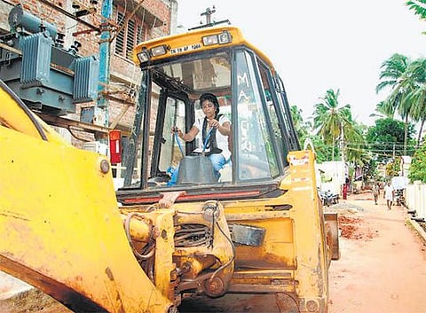 கனரக வாகனங்களை இயக்கும் வளைகரம்