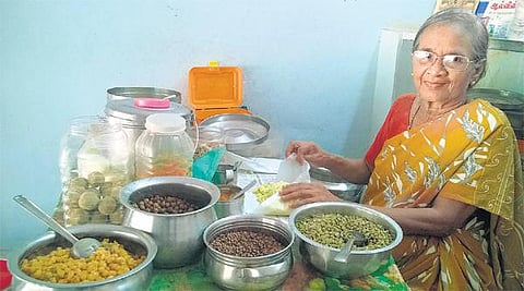 அன்னமிடும் கை