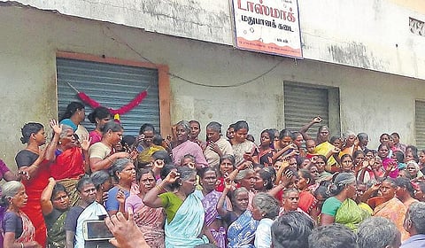 மகளிர் தினத்தில் வெகுண்டெழுந்த பெண்கள்: டாஸ்மாக் கடைகளுக்கு பூட்டுப்போட்டு போராட்டம் - பெயர் பலகைகளை அடித்து உடைத்தனர்