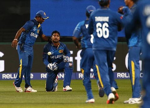 மண்டியிட்டுக் கேட்டுக் கொள்கிறேன் ஓய்வு பெற வேண்டாம்: சங்கக்காராவுக்கு மேத்யூஸ் வேண்டுகோள்