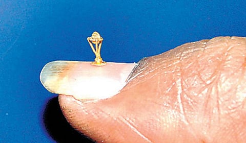 விழுப்புரம் பொற்கொல்லரின் கைவண்ணத்தில் உருவான தங்கக் கோப்பை