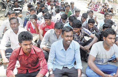 மாணவி தற்கொலைக்கு முயன்ற சம்பவத்தில் 2 பேராசிரியை உட்பட 4 பேர் மீது வழக்கு: 2-வது நாளாக மாணவர்கள் போராட்டம்