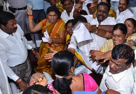 கோவை மாநகராட்சி கூட்டத்தில் திமுக - அதிமுக கவுன்சிலர்கள் கைகலப்பு