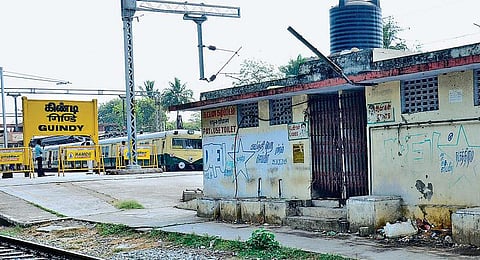 கழிப்பிட வசதி இல்லாததால் புறநகர் மின்சார ரயில் நிலையங்களில் பொதுமக்கள் அவதி