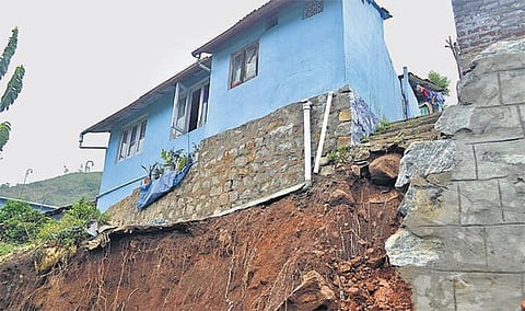 கனமழை தொடர்கிறது: நீலகிரியில் ஆங்காங்கே மண் சரிவு - மாவட்டத்தில் 626.4 மி.மீ. மழை பதிவு