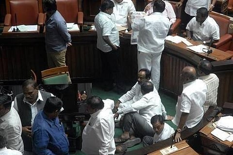 கர்நாடகத்தில் ஐஏஎஸ் அதிகாரி மர்ம மரணம்: சட்டப்பேரவையில் 2-வது நாளாக உள்ளிருப்பு போராட்டம் - சிபிஐ விசாரணை கோரி போராட்டம் வலுக்கிறது