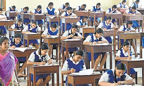 எஸ்எஸ்எல்சி தேர்வு தொடங்கியது: 11 லட்சம் மாணவர்கள் எழுதினர்