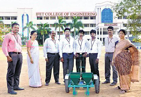 பொறியியல் மாணவர்களின் நிலக்கடலை விதைப்புக் கருவி